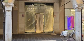 Mantova, spaccata in Corso Umberto al negozio di borse di lusso Vendôme: bottino da 60mila euro