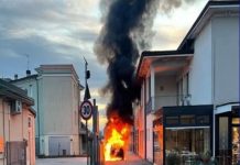Castel Goffredo, auto in fiamme davanti al bar di via Europa