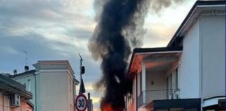 Castel Goffredo, auto in fiamme davanti al bar di via Europa