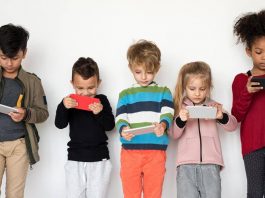 Pediatri: “No a dispositivi digitali sotto i 3 anni”, prima proposta di legge