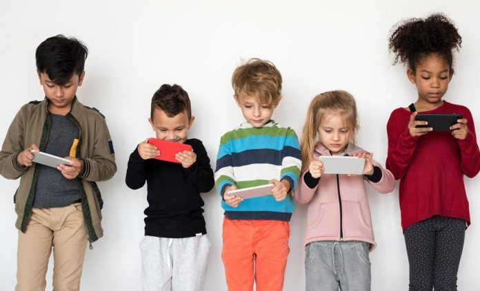 bambini_smartphone_123rf_free