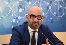 Urinoterapia, Bassetti lancia l’allarme: i pericoli per chi beve la pipì