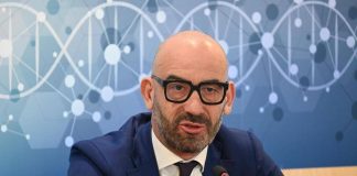 Urinoterapia, Bassetti lancia l’allarme: i pericoli per chi beve la pipì