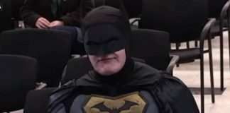 “Non dovete aiutare l’Ice”, in consiglio comunale arriva Batman