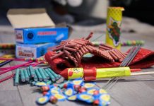 Napoli, perde tre dita per un petardo e quando esce dall’ospedale ne esplode un altro: ferito all’occhio