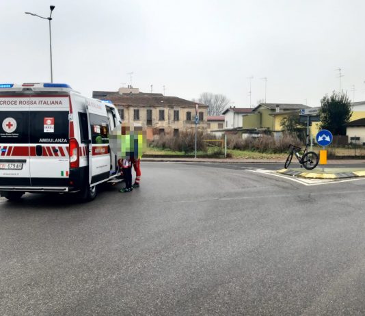 Suzzara, cade in bici sull’asfalto viscido: paura per un ciclista 61enne