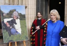 Camilla si inchina alla ‘regina’ dei romanzi rosa, l’omaggio a Jilly Cooper