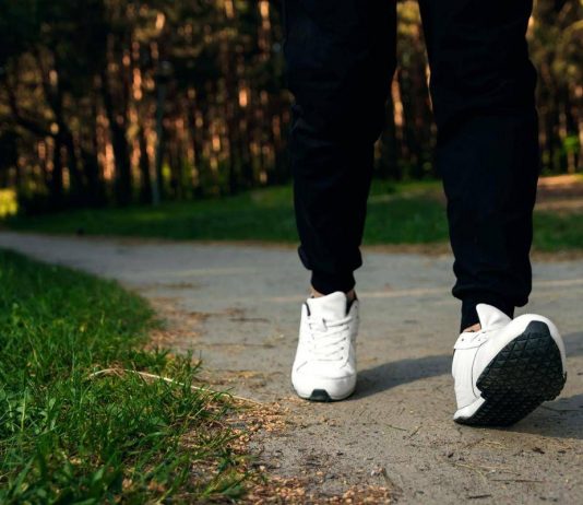 Camminare aiuta il cuore degli anziani, bastano 4000 passi due volte a settimana