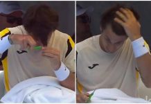 Si taglia i capelli al cambio campo, l’incredibile gesto di Carabelli ad Auckland