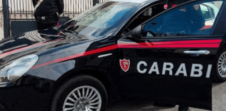 I Carabinieri intervengono per schiamazzi, una donna li aggredisce e ne morde uno: arrestata