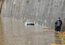 Roma, auto sulla banchina del Tevere viene sommersa dall’acqua
