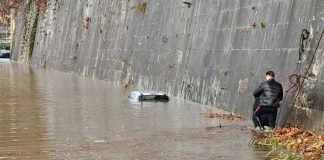Roma, auto sulla banchina del Tevere viene sommersa dall’acqua