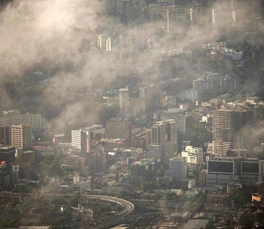 Forti esplosioni nella notte a Caracas, avvertito anche sorvolo di aerei: “Colpita base militare”