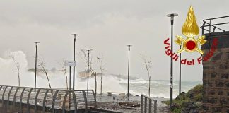 Maltempo, ciclone Harry flagella la Sicilia. Sindaco di Catania: “Restate a casa”