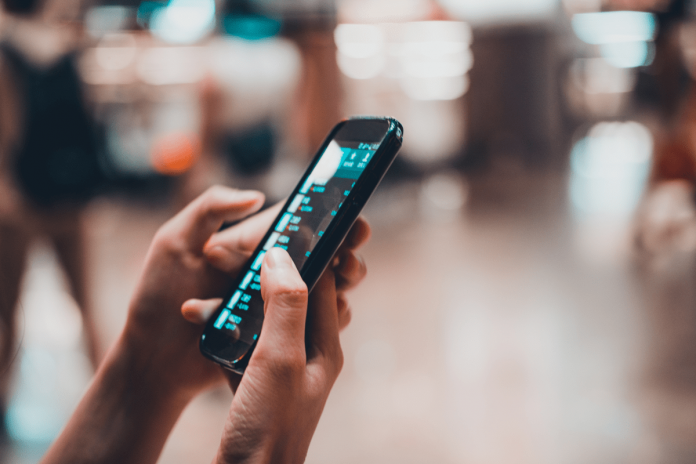 cellulare_mani_ragazzo_canva