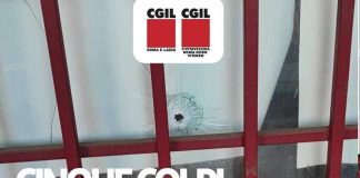 Roma, Cgil: “Cinque fori di proiettile contro la sede di Primavalle”. Indaga la Digos
