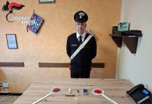 Droga in casa e minacce ai famigliari: 25enne pakistano denunciato per spaccio e maltrattamenti