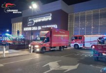 Donna litiga con un uomo al supermercato e spruzza spray al peperoncino: tre intossicati