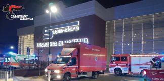 Donna litiga con un uomo al supermercato e spruzza spray al peperoncino: tre intossicati