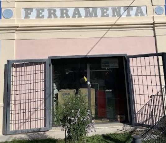 Auto contro negozio di ferramenta a San Benedetto Po, due giovani feriti