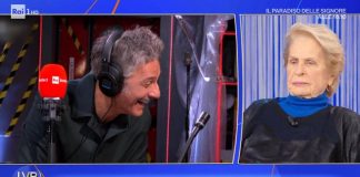 Valeria Marini canta, Fiorello ride e la mamma della showgirl gli dà ragione