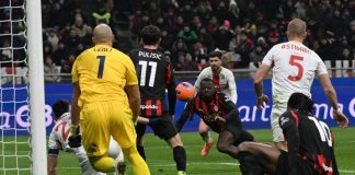 Fofana prova a colpire di testa, ma scivola: l’errore (comico) in Milan-Genoa