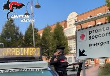 Ubriaco prende a calci e pugni due infermieri del pronto soccorso. Denunciato