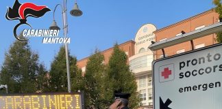 Ubriaco prende a calci e pugni due infermieri del pronto soccorso. Denunciato