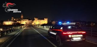 Mostra ai Carabinieri la carta d’identità elettronica senza chip: denunciato per falsità materiale