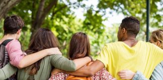 Mal di schiena nei giovani, ne soffre il 20%: errori da non fare, consigli e falsi miti