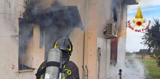 Incendio in una casa nel Brindisino, crollano i solai: si cerca una persona