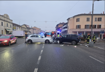 Frontale in piazza Garibaldi, tre feriti tra cui due fratelli di 18 e 15 anni