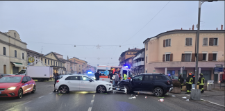 Castel d’Ario, frontale in piazza: tre feriti, coinvolti due fratelli di 18 e 15 anni