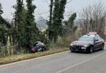 Ponti, auto finisce fuori strada: paura per due donne a bordo