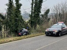 Ponti, auto finisce fuori strada: paura per due donne a bordo
