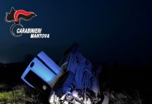 Acquanegra, esce di strada col Doblò e si ribalta nel campo: trasportato in ospedale