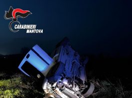 Acquanegra, esce di strada col Doblò e si ribalta nel campo: trasportato in ospedale