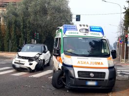 Suzzara, ambulanza della Croce Verde in missione coinvolta in un incidente