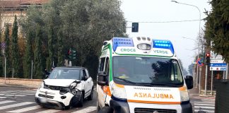 Suzzara, ambulanza della Croce Verde in missione coinvolta in un incidente