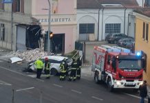 Schianto in auto contro negozio di ferramenta a San Benedetto Po, due giovani feriti
