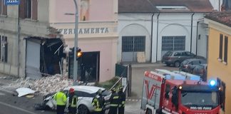 Schianto in auto contro negozio di ferramenta a San Benedetto Po, due giovani feriti