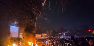 Iran, proteste represse nel sangue: centinaia di morti, Trump valuta l’attacco