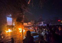 Iran, Trump: “Azioni forti se governo impicca manifestanti”. Teheran: “Cercano pretesti per attaccarci”