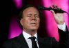 Julio Iglesias, archiviata denuncia per aggressioni sessuali