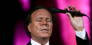 Julio Iglesias, archiviata denuncia per aggressioni sessuali