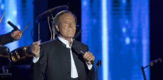 Julio Iglesias accusato di violenze sessuali, il cantante si difende: “La verità verrà a galla”