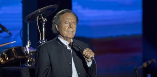 Julio Iglesias accusato di violenza sessuale da due sue ex dipendenti