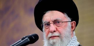 Crisi Iran, chi è Ali Khamenei: l’uomo diventato ayatollah in una notte