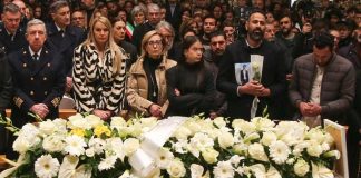 La Spezia, in migliaia ai funerali di Aba. Il vescovo: “Il dolore è di tutta la comunità”