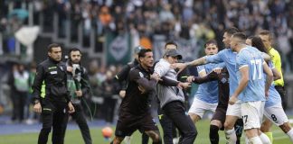 Lazio-Napoli, caos finale con tre espulsi e Conte in campo. Cos’è successo